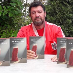 Der Schriftsteller Egyd Gstättner mit seinem neuen Buch "Ich bin Kaiser"